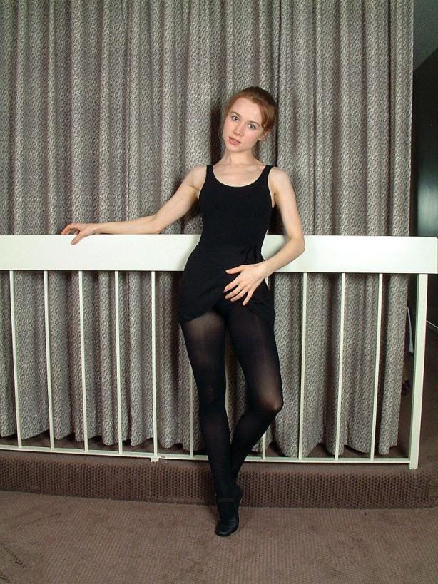 年輕芭蕾舞演員穿黑色連褲襪和黑色連衣裙露毛茸茸的逼逼[23P]