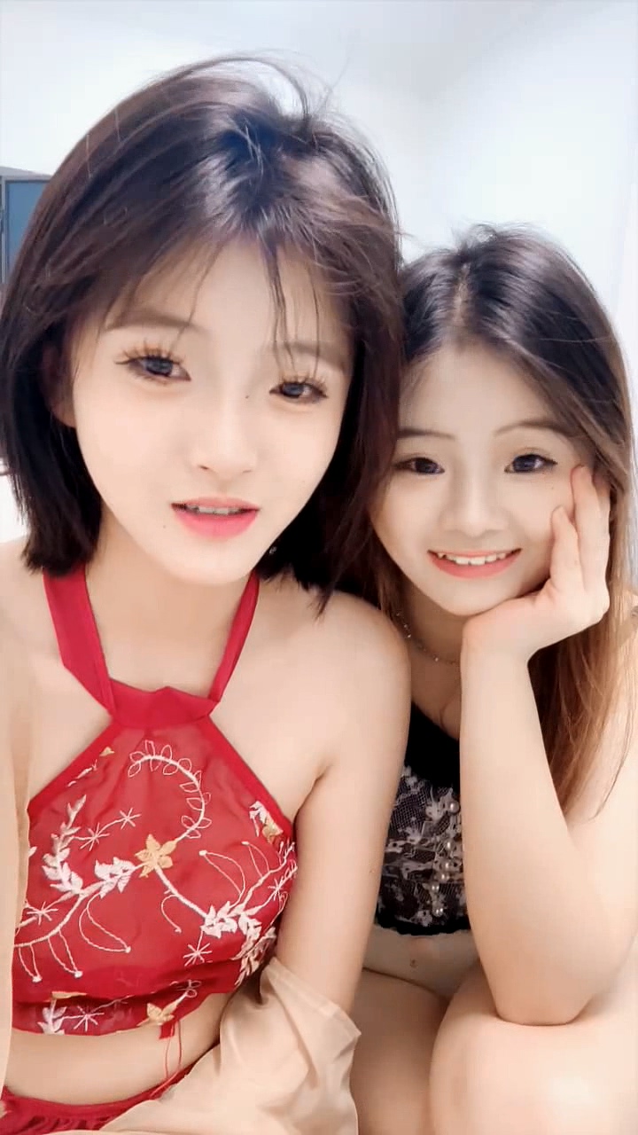 極品妞源源穿性感的情趣裝跟好姐妹一起跟大哥玩群P，淫聲蕩語各種舔弄大雞巴，揉奶玩逼各種抽插[MP4/2.22G]