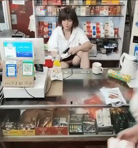 獵奇煙酒店熟女老闆娘 故意露逼勾引顧客 陰毛戶型清晰可見 這生意何愁不爆？