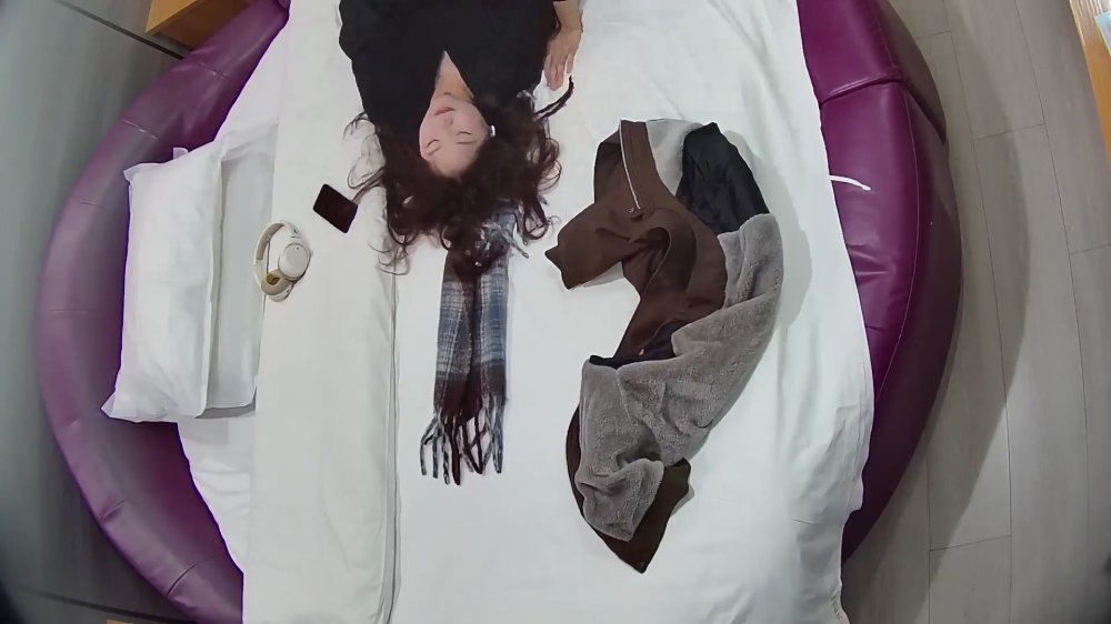 ❤️20251219酒店針孔偷拍v❤️氣質甜美女友精緻的小嘴愛吃男友JJ被操兩場