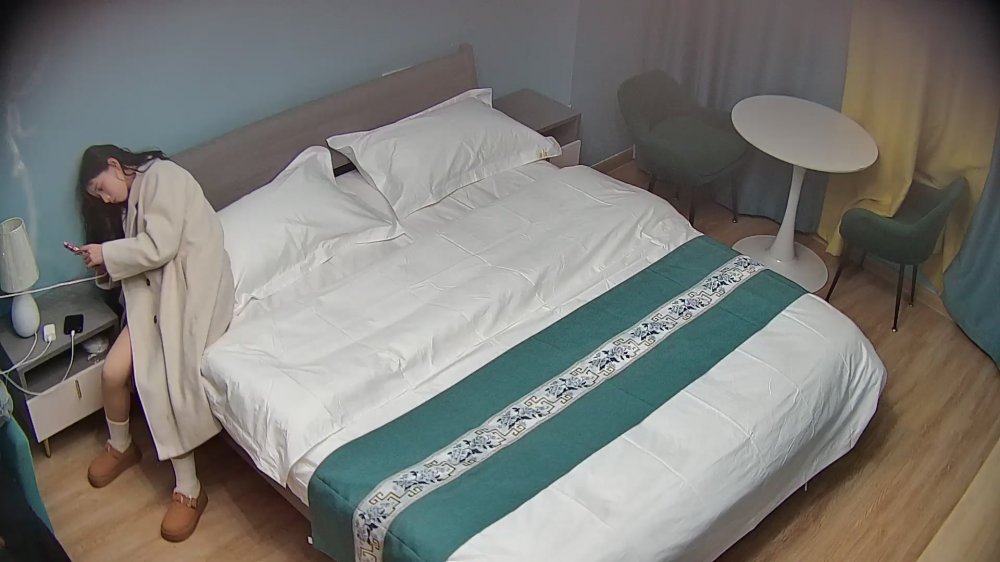 2025-12-12酒店偷拍精品 瓜子臉精緻美女被胖男友站樁輸出后抱起來操