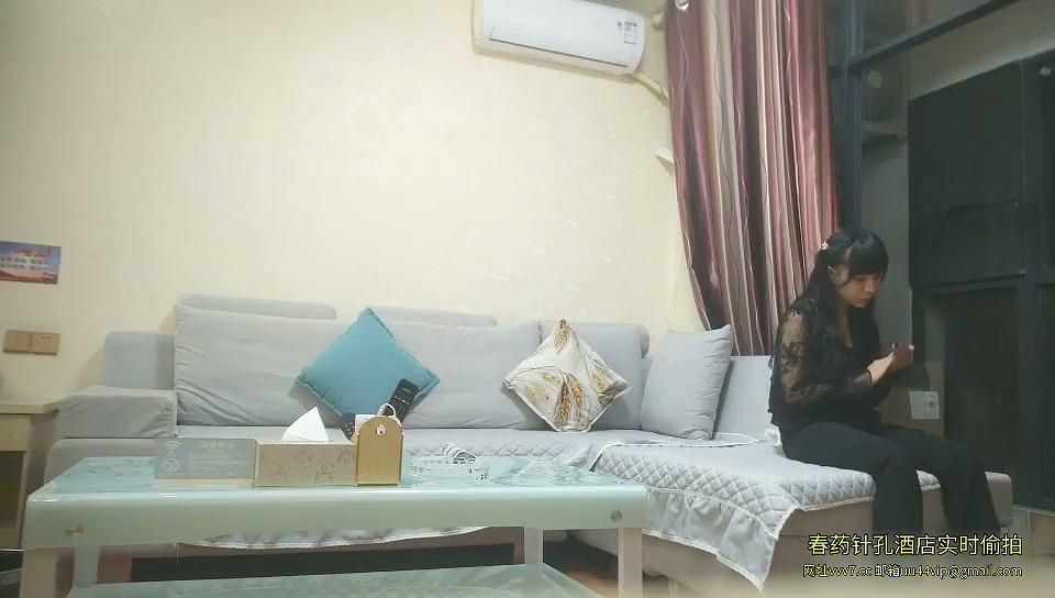 變態小夥帶著漂亮女友酒店找中年夫妻玩換妻❤️小夥操大奶少婦大叔操粉嫩女友~1