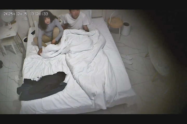 2025-12-15酒店偷拍 大波浪捲髮美女換上情趣睡衣配合男友啪兩場