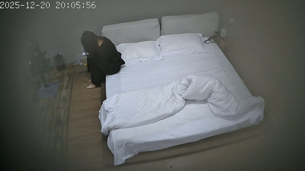 ❤️20251221酒店針孔偷拍甜美女友精緻的小嘴在吃飯後對著男友菊花嘬