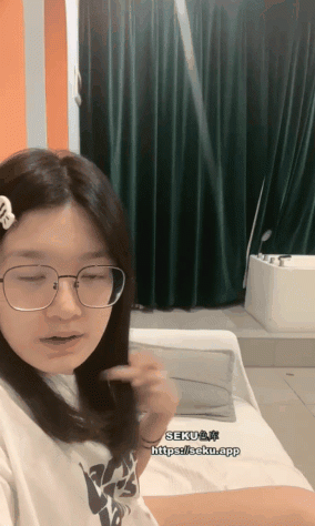 長相特別可愛的小學妹下海直播眼鏡一戴清純至極，反差母狗被炮友無套狂艹！