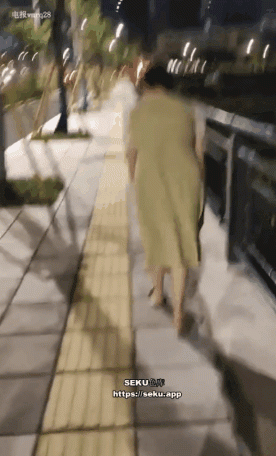 夫妻曉君素質人妻喜愛露出小騷穴急需五湖四海肉棒填滿每次都樂意而歸！