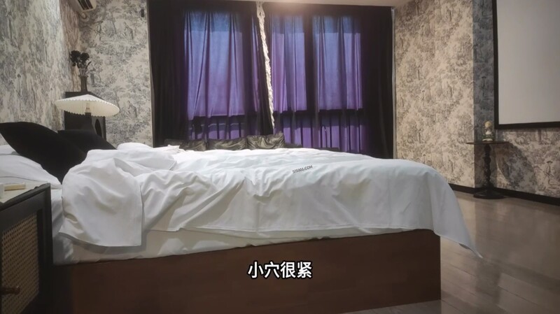 探花阿良約操18歲輟學嫩妹，小穴一碰就抖動特別敏感，初中生身材可以抱起操，被榨乾了