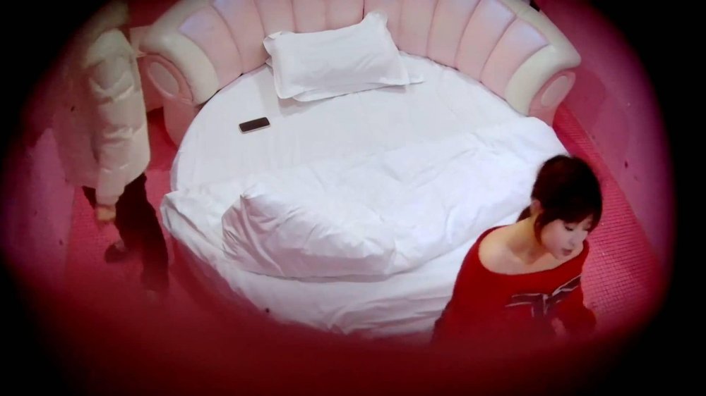 12-17酒店圓床偷拍嬌小可愛的美女和男友在酒池肉林中邊吃邊乾讓人羨慕不已