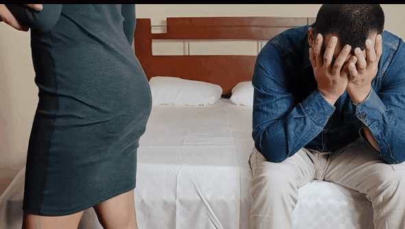 健壯猛男對著無法滿足媳婦性慾的綠帽奴操他騷媳婦還豎起中指侮辱他