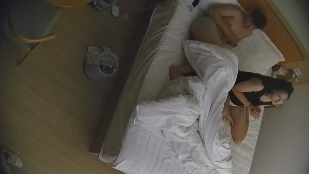 12-21酒店偷拍可愛嬰兒肥甜妹進入房間就勤快的鋪好墊子準備挨屌