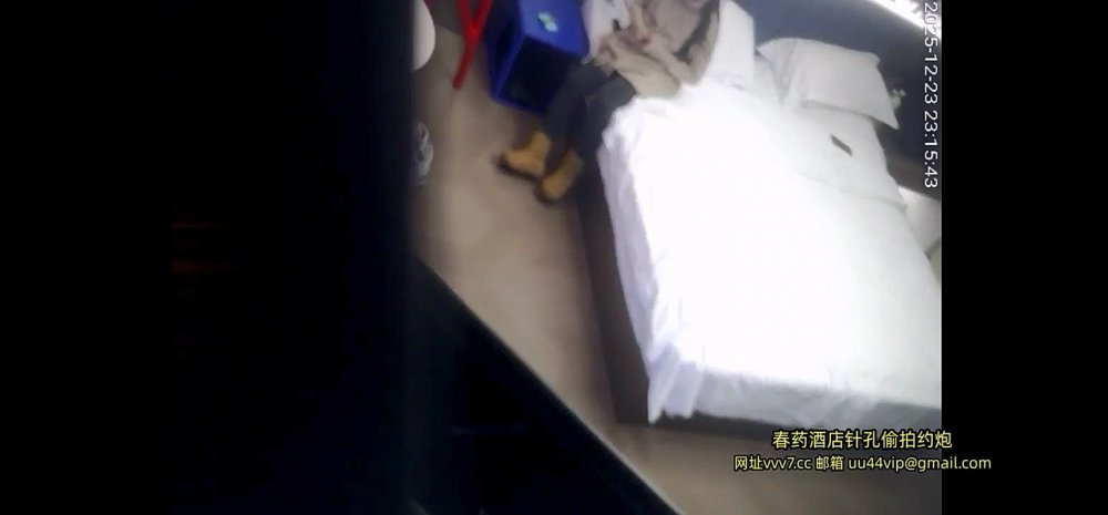 酒店針孔偷拍最佳視角 白嫩情趣絲襪女 被捏著乳頭操的表情很爽