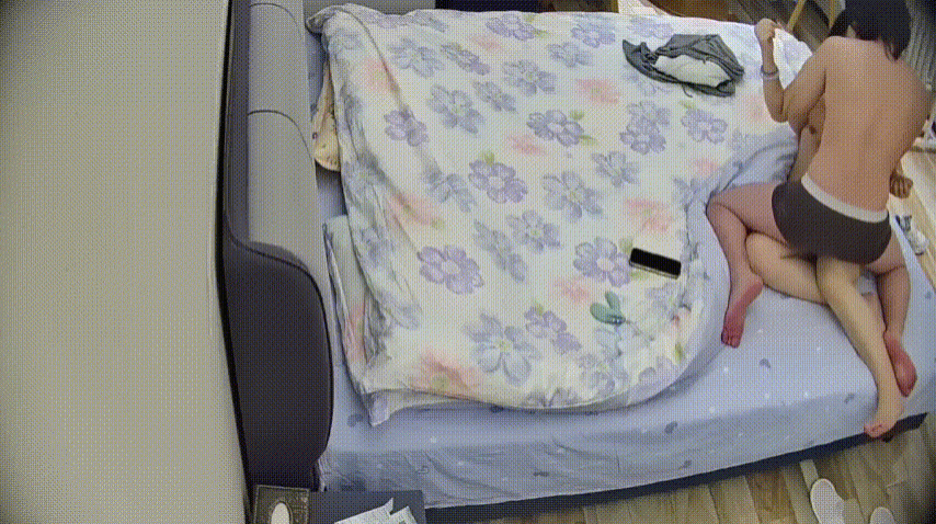 民宿酒店 12-11 很漂亮的美女被長毛怪給操了 進來先給跳蛋充上電 操逼之後 又讓美女把跳蛋塞進逼裡