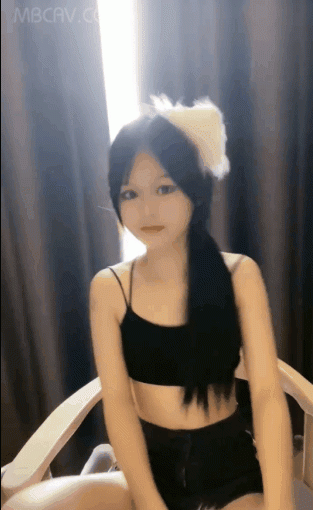 酒店開房爆艹呆萌可愛OO後青春活力美少女，貧乳身材，翹著屁股扭壹扭模仿母狗，後入呻吟