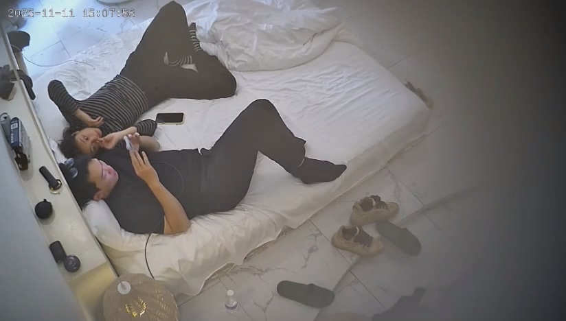 嫩腳小美女黑絲挑逗男友被男友各種姿勢側入草到呻吟不斷