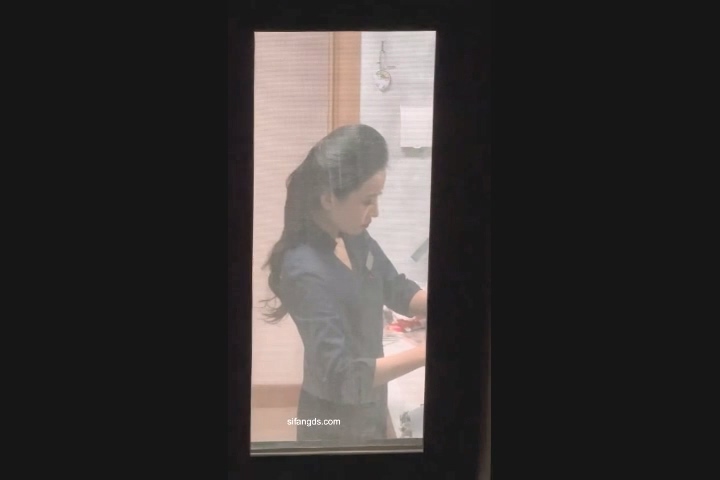 重磅【空姐】窗外偷拍多位空姐宿舍日常洗澡換衣服