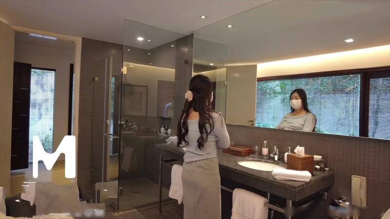 【芒果】溫泉淫妻雙龍宴兄弟齊上水裏床上池邊輪番猛幹，射滿騷穴浪翻天