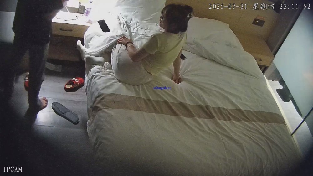 8-1酒店稀有台偷拍 丸子頭眼鏡學妹被精瘦小夥掐著脖子各種姿勢爆操