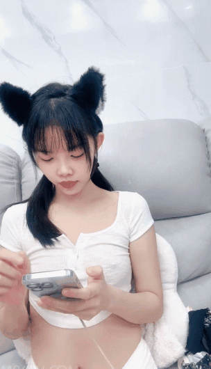 貴在真實，居家深夜夫妻檔，趁著孩子睡著了，客廳艹美嬌妻，胖哥J8不大技術還不錯