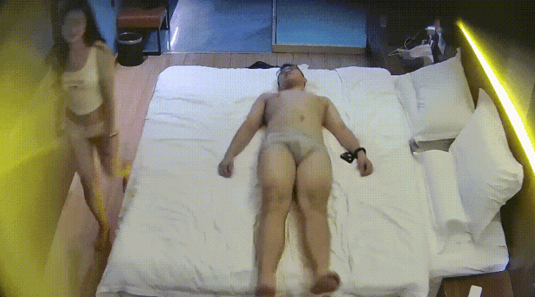 公寓酒店終於又遇到一位顏值很能打的眼鏡女主了 一遇到眼鏡妹 直接無法抵抗直接想沖 莫名有股文氣