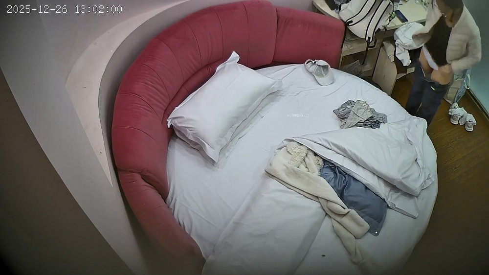 ❤️20251227酒店針孔偷拍❤️苗條妹子身著吊帶睡裙軟萌可愛被狂操了兩場