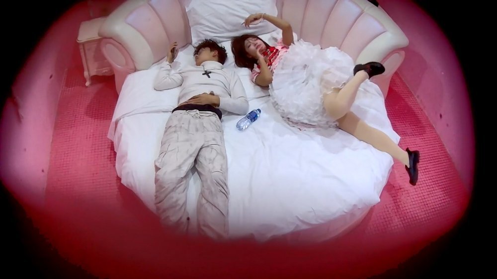 ❤️20251227酒店針孔偷拍❤️愛臭美自拍的草莓蛋糕洛麗塔喜歡在上位膩歪