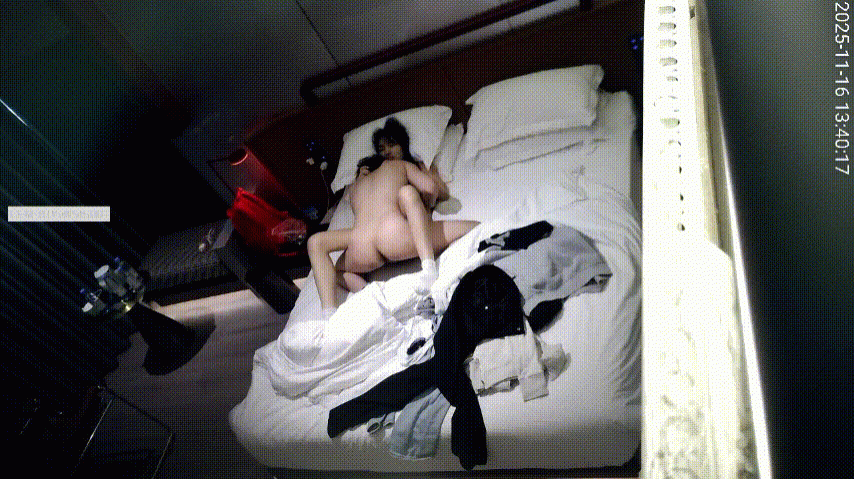 天眼偷拍 11-16 大學生模樣的一對小情侶開個鐘點房操逼 美女穿著小白襪夾著同學的腰 還被架起來操