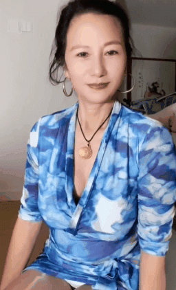 抖音平臺-十三姨999-韻味美熟53歲老阿姨，老茓毛都沒了，坐地能吸土