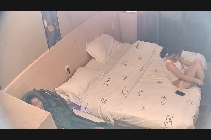 2025-11-8酒店偷拍 人瘦雞巴長小夥后入無套草自己的老婆，各種姿勢配合