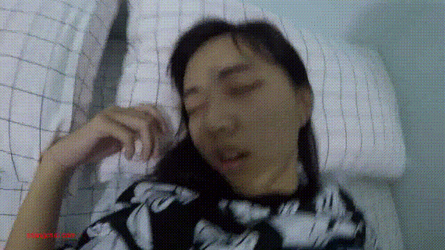 ⚫️ 涉世未深學生妹，網聊玩現實見面被死豬玩，陰毛又黑又密，操得屄流很多白沫（9V）[MP4/980MB]