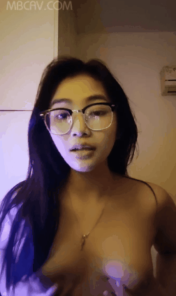 今天怕是有點冷哦~豐滿BBW眼鏡小胖妹現在這天氣也有點頂不住了，脫光光受不了