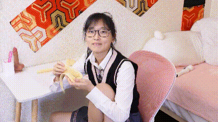 青春眼鏡美眉 身材嬌小光靠假雞吧不夠我要真傢伙 振動棒紫薇小穴被大肉棒無套抽插菊花[MP4/978MB]