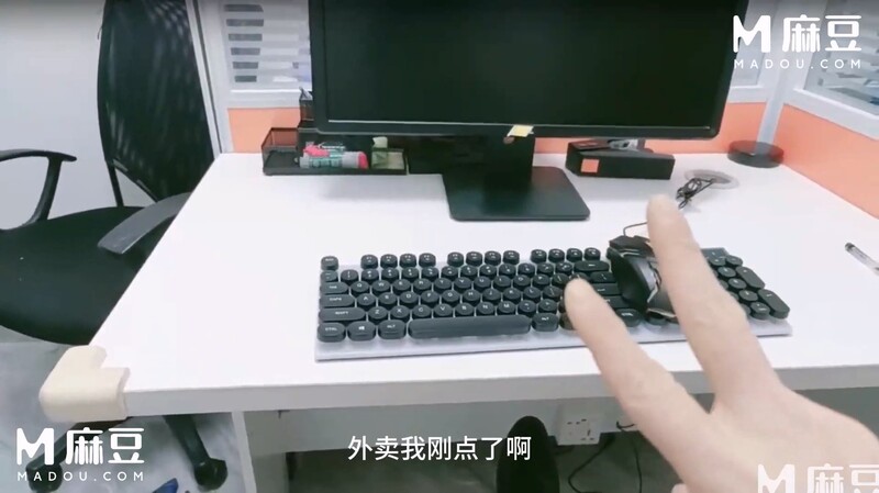 【外賣名媛】套路外賣小妹塞跳蛋震的她淫水汪汪 按在辦公桌上操 內射兩次逼裝不下