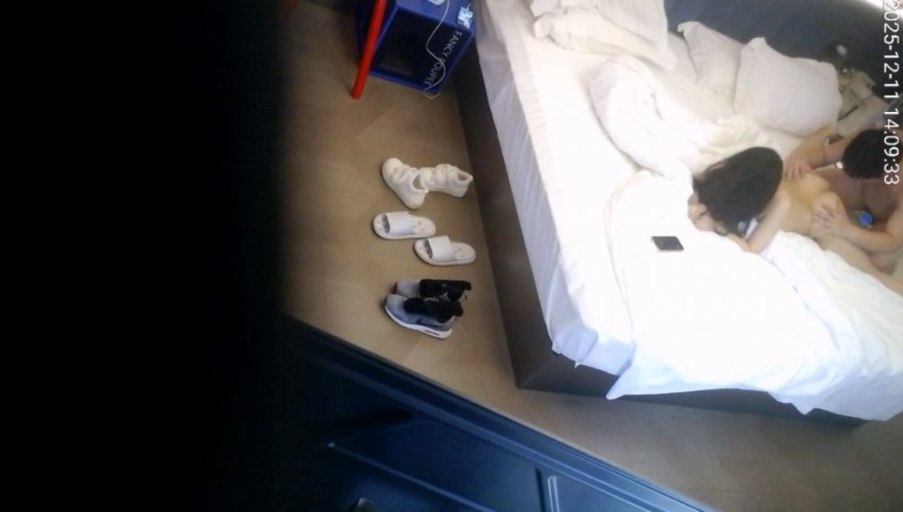 12-30酒店偷拍 笑容甜美愛自拍的氣質眼鏡妹子被男友射在肚子上睡醒互玩性器官