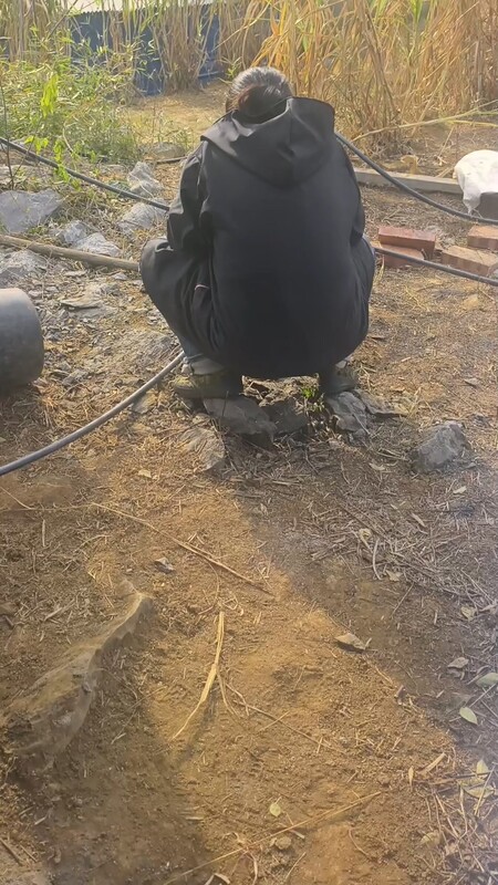 勞累的養殖場生活 閒暇之餘在狗舍邊做愛放鬆 趴牆後入像母狗一樣呻吟 內射滾燙的精液[MP4/1.21G]