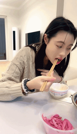 新人大學生被忽悠到臥室~【思思】被一群渣男輪流幹