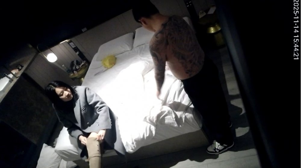 湖南口音穿丁字褲的氣質美女被紋身男一頓爆日源碼錄製（非錄屏）完整版（4V）