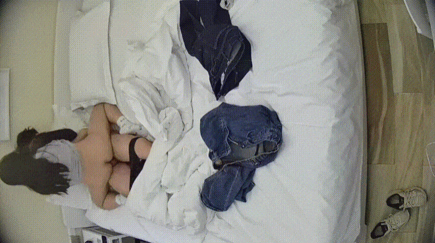 捲毛小子帶小眼鏡女友開房 小女友圓圓的臉蛋 一股文靜的書香氣質 好看得很 好想操她