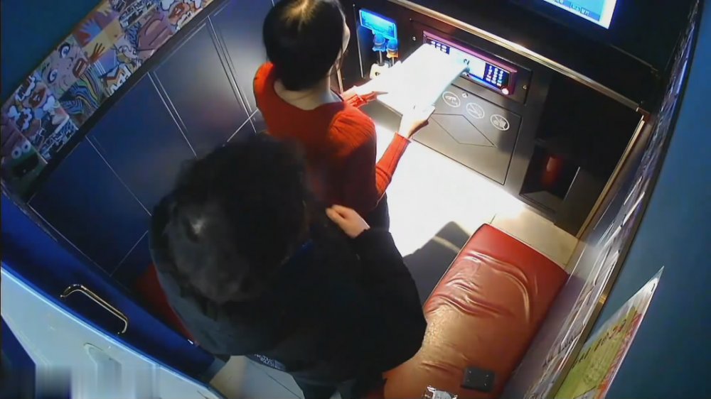 紅衣妹子剛進來不久就迫不及待脫下帥哥的褲子吃硬雞巴一邊唱歌一邊操她