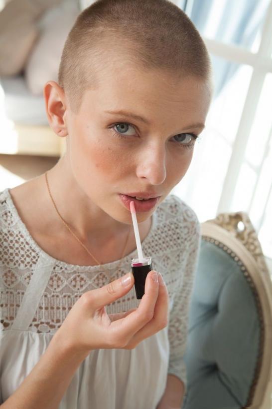 剃光頭的少女奧克塔維亞脫衣並用手指撫摸多毛的陰戶[35P]