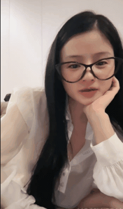 貴在真實，中年夫妻居家調教，眼鏡熟女阿姨躺著被大哥玩茓，毛都掉光了，老蘢很耐艹