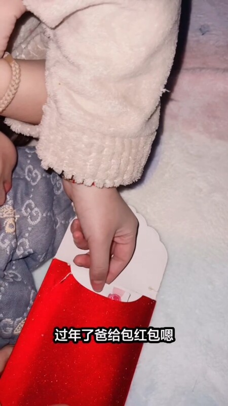 殷勤的給女兒跨年紅包 順便騙一炮 少女小穴如此溫潤緊致 插出白漿后內射