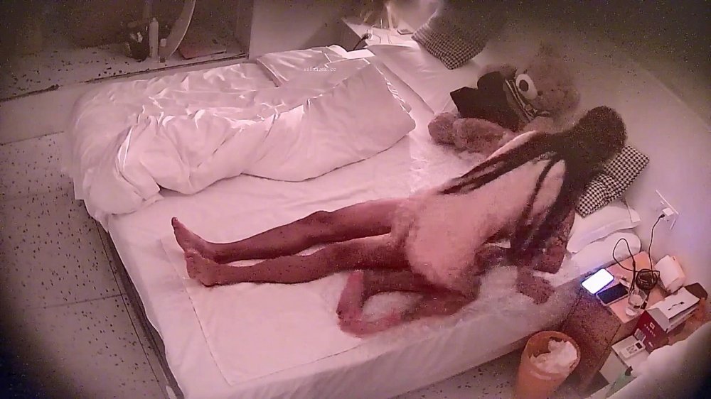 酒店針孔偷拍口活好的樓鳳週邊女接待客人10