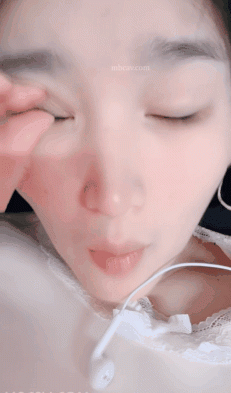 真實清純大學女生寢室撩騷，室友周圍聊天聲音很清晰，躲在床上被窩裡褕褕掰B紫薇