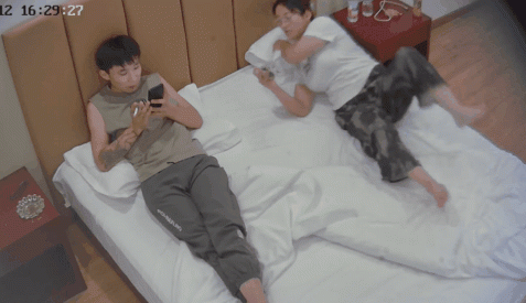 民宿酒店近視角高清偷拍斯文眼鏡少婦幽會紋身背心小夥看著手機被壓著屁股操射了好多精液