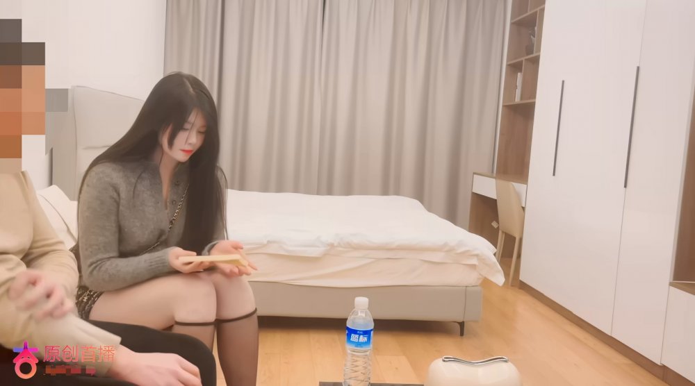 【AI增強】杏吧小浪6-約炮超短裙微胖型週邊，饅頭逼看起來粉嫩多汁，舔到她眼神迷離相當淫蕩