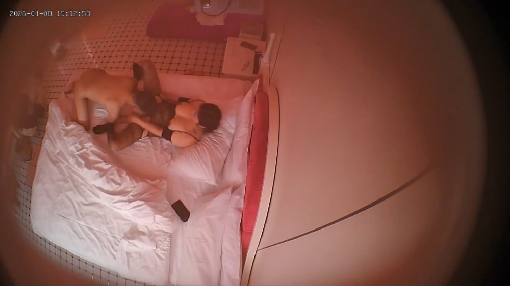 2026-1-8酒店偷拍 圓奶少婦帶上兩套黑絲配合精壯男的兩場啪啪