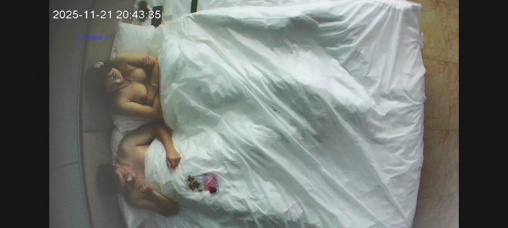 11-21酒店偷拍 眼鏡學生妹和陽痿男友的愛情，啪啪幾分鐘繳械