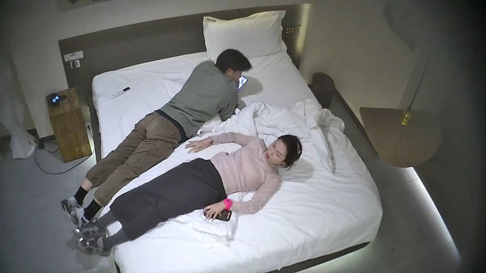 1-9流出酒店偷拍年輕小哥把陰莖插入女友嘴裏洗净後對著下體猛烈撞擊