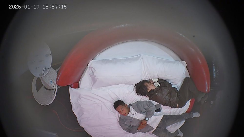 1-12流出酒店情趣震動圓床偷拍 小哥拽著女友的吊帶揮舞起粉色的皮鞭瘋狂操