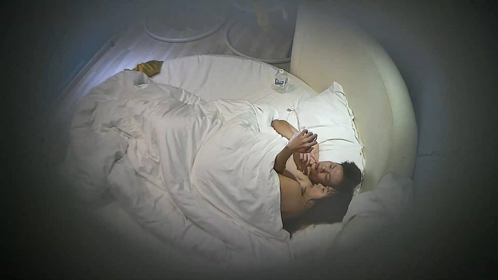 1-11流出酒店情趣圓床偷拍 年輕情侶鄰家小姐姐挨操后媚眼如絲拽著男友JJ不撒手